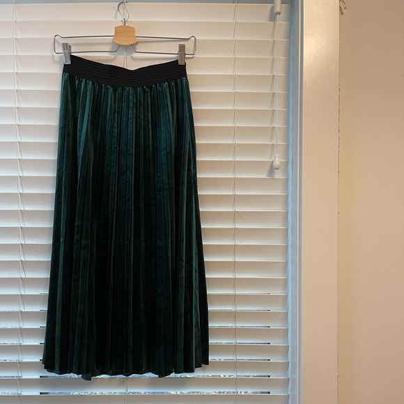 Dynamite Green Velvet High Waisted Skirt - Picture 5 of 7